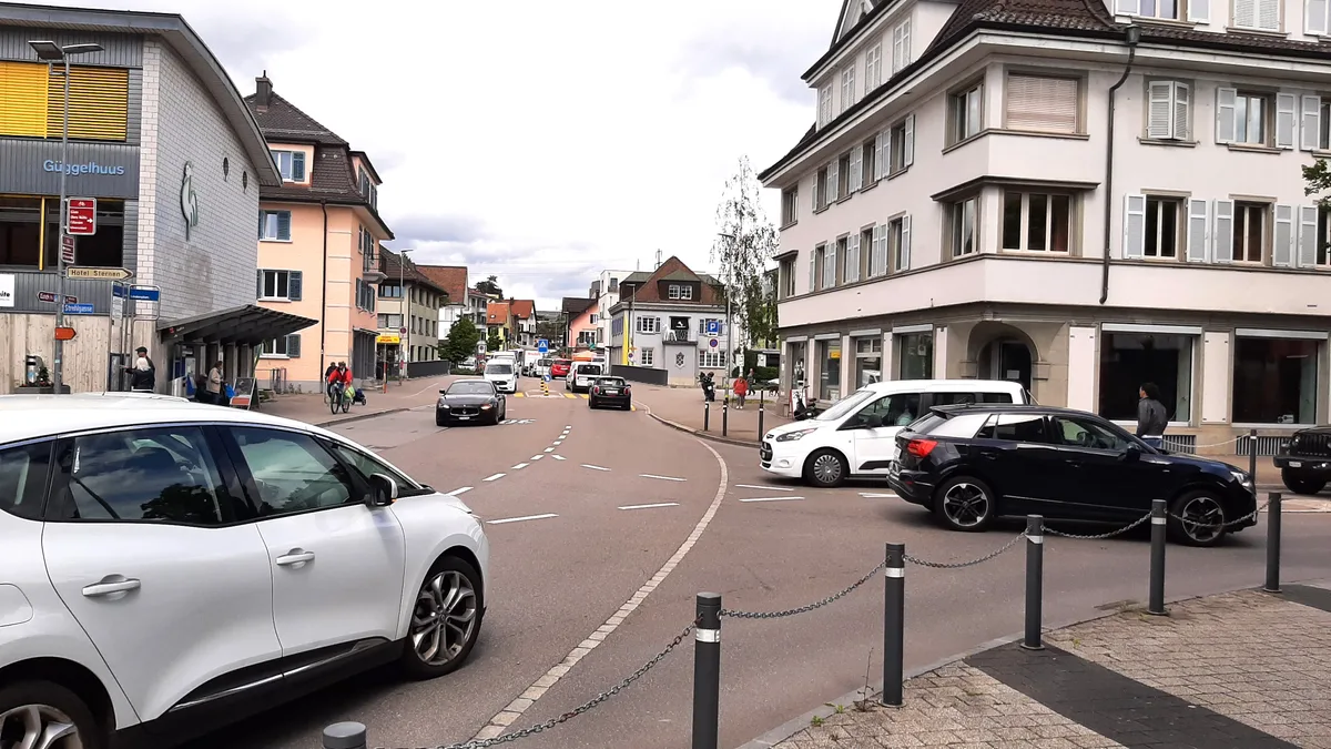 Verkehrssituation in einer Innenstadt.